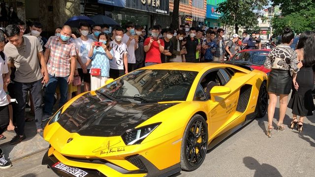 Đám đông người dân tập trung quanh bộ sưu tập siêu xe trị giá gần 400 tỷ đồng tại Hà Nội, nhiều fan cảm thấy tiếc nuối khi không có cơ hội chiêm ngưỡng Koenigsegg Regera và McLaren Senna - Hình 3.