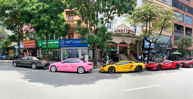 Đám đông người dân tập trung quanh bộ sưu tập siêu xe trị giá gần 400 tỷ đồng tại Hà Nội, nhiều fan cảm thấy tiếc nuối khi không có cơ hội chiêm ngưỡng Koenigsegg Regera và McLaren Senna - Hình 1.