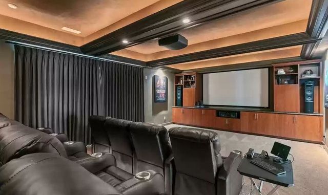 Biệt thự trị giá 6,2 triệu USD dành cho những người yêu thích lái xe với 2 gara xe rộng lớn - Ảnh 3.