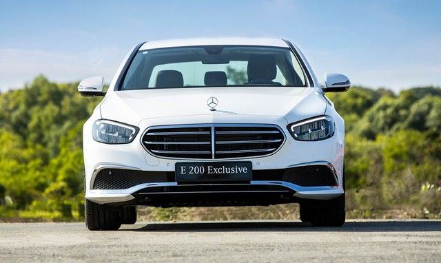 Mercedes-Benz E-Class 2022 đã được nâng cấp toàn diện tại thị trường Việt Nam, với việc tăng giá gần 180 triệu đồng nhưng vẫn được hưởng ưu đãi giảm trước bạ lên đến hàng trăm triệu đồng so với đối thủ BMW 5-Series - Hình 2