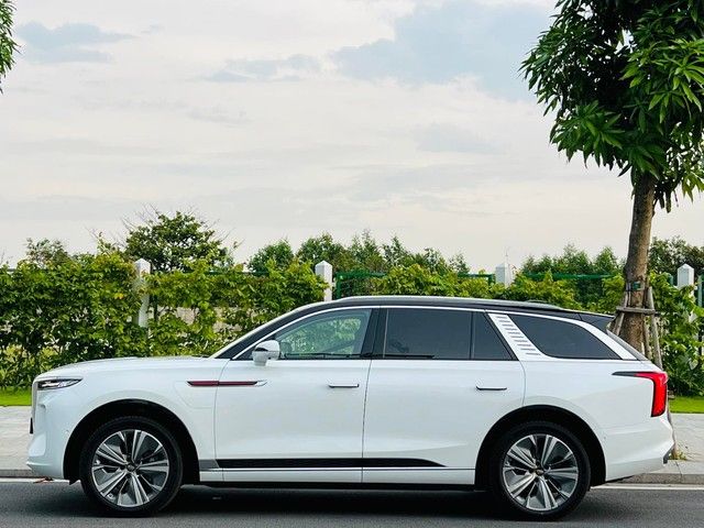 Lô xe Hongqi E-HS9 6 chỗ và 7 chỗ đầu tiên về Việt Nam: Xe SUV chạy điện, có giá từ 2,968 tỷ đồng, tương đương với Mercedes GLS và BMW X7 - Ảnh 4.