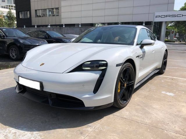 Porsche triệu hồi hơn 12.000 chiếc Taycan vì sự cố màn hình giải trí - Ảnh 1.