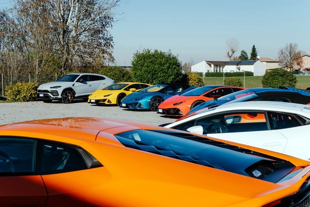 Đại gia sắm hơn 4 chiếc Lamborghini Urus mỗi ngày, khiến Mercedes-AMG G 63 phải dè chừng tại Việt Nam với giá 13 tỷ đồng - Ảnh 2.