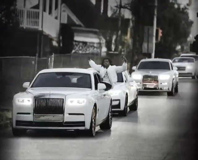 Rapper Lil Baby - Tay lái xe không phải dạng vừa với đội hình Rolls-Royce toàn 'độc gia chính chủ' tham gia trong 2 MV mới - Hình ảnh 1.