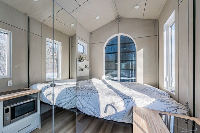Căn nhà di động giống container nhưng lại gây chú ý với nội thất không thua kém các khách sạn sang trọng - Hình 5.