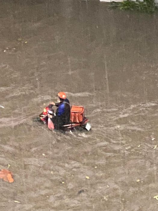 Sau trận mưa lớn, đường phố ở Hà Nội đã biến thành những dòng sông, khiến bánh xe ngập lụt - Xem Ảnh 21.