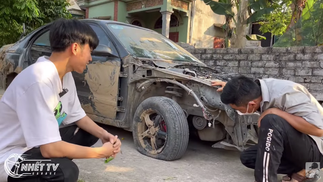 Nhóm bạn trẻ ở Quảng Ninh đã tự chế thành công phiên bản Ferrari LaFerrari, đi kèm với Pagani Huayra, từ một chiếc xe ô tô hỏng - Ảnh 1.