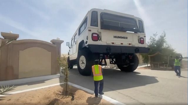 'Quái vật ăn xăng' Hummer H1 kích thước gấp ba lần xe thông thường: Vẫn có thể đứng thẳng khi bước vào, không gian bên trong rộng như một ngôi nhà - Ảnh 2.