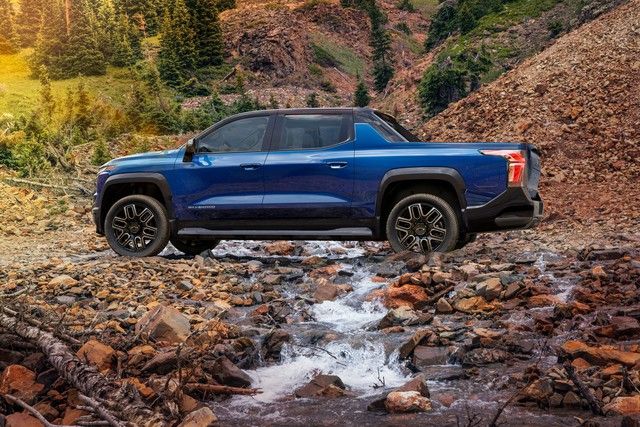 Khi Ford F-150 Lightning tạm ngừng nhận đơn, Chevrolet Silverado EV tranh thủ giới thiệu thêm nhiều tính năng mới khi sẽ ra mắt vào năm sau