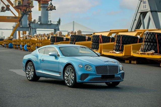 Bentley Continental GT V8 Mulliner trị giá hơn 20 tỷ đồng đã cập bến Việt Nam - Hình 1.