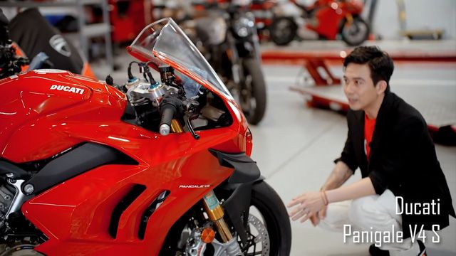 Ngay cả đại gia Minh Nhựa cũng phải 'thu gom' tiền từ vợ để mua moto. Lần đầu tiên chia sẻ về đam mê này, anh mua chiếc Ducati chỉ để ngắm nhìn.
