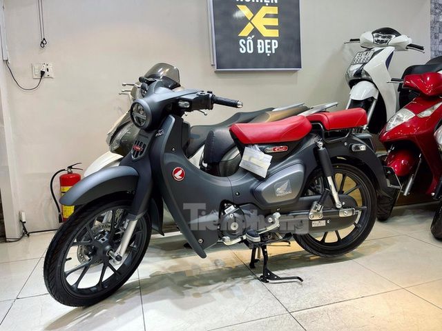 Honda Super Cub C125 'biển vàng' đang leo lên giá gần nửa tỷ - Hình 1.