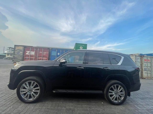 Đang là mặt hàng 'hot', cặp đôi Lexus LX 600 phiên bản 4 chỗ nhập tư nhân về Việt Nam có giá cao hơn 3 tỷ đồng so với xe từ nhà sản xuất chính hãng - Ảnh 3.