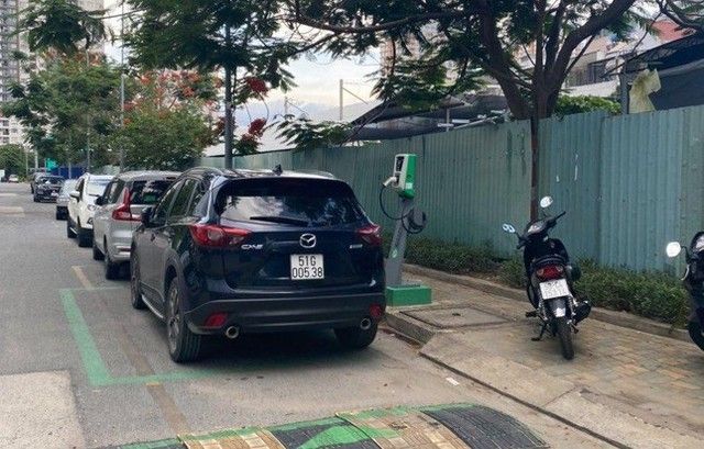 Người dùng xe điện phẫn nộ vì bị chiếm chỗ sạc - Hình ảnh số 1.