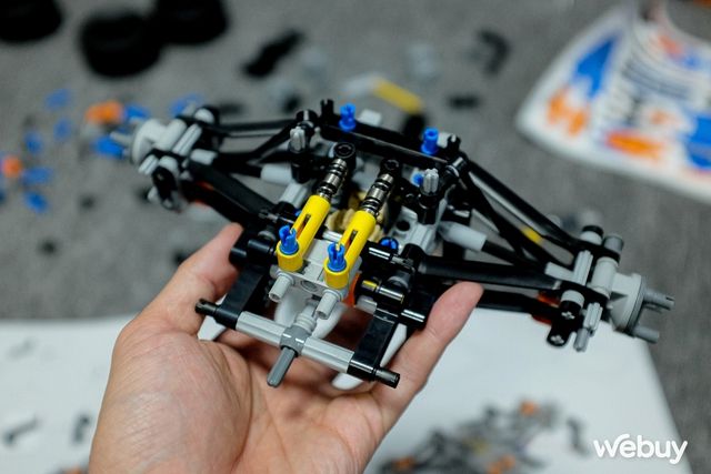Lần đầu tiên chơi LEGO với 1432 mảnh: Mất 10 tiếng mới hoàn thành, tạo ra một mô hình xe đua F1 McLaren chi tiết từng phần - Ảnh 11.