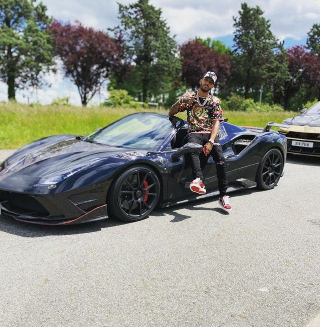 Danh sách siêu xe của tiền đạo vừa ghi bàn vào lưới Real Madrid 2 lần: Lamborghini và Ferrari là những người chiếm ưu thế, các mẫu xe sáng lòa mạ chrome - Ảnh 3.