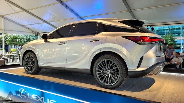 Giới thiệu Lexus RX 2023: Dường như là một chiếc xe điện, đầy đột phá, việc ra mắt tại Việt Nam chỉ là vấn đề thời gian - Ảnh 5.