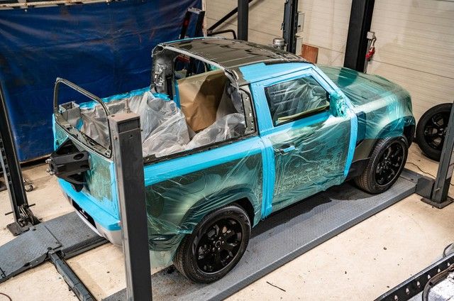 Dịch vụ độ xe này đáp ứng nhu cầu của các đại gia muốn sở hữu một chiếc Land Rover Defender mui trần - Ảnh 2.