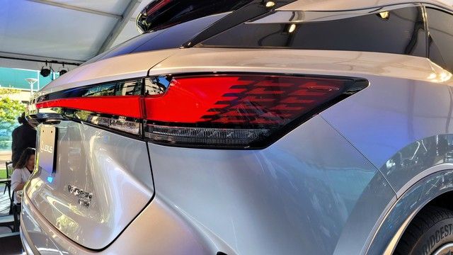 Giới thiệu Lexus RX 2023: Dường như là một chiếc xe điện, đầy đột phá, việc ra mắt tại Việt Nam chỉ là vấn đề thời gian - Ảnh 6.