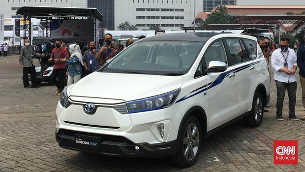 Toyota Innova chạy điện bất ngờ xuất hiện - MPV tiết kiệm cho dân chạy dịch vụ trong bối cảnh giá xăng đang lên đỉnh - Ảnh 1.