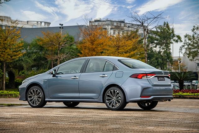 Toyota Corolla Altis 2022 có biển số ngũ quý 2 được bán với giá 2,2 tỷ đồng, tương đương với 2 chiếc Camry mới - Hình ảnh 3.