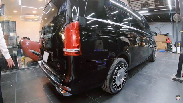 Bộ đôi xe Mercedes-Benz V-Class mới, vẫn chưa mở bọc nilon, đã được độ theo phong cách Maybach mới tại TP.HCM. (Ảnh 5)