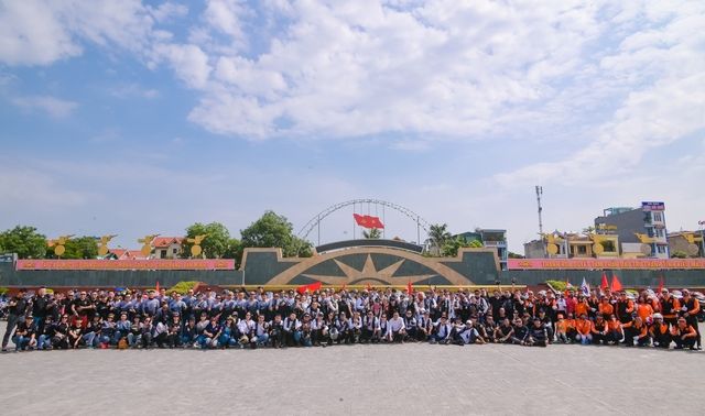 Hơn 100 chiếc xe phân khối lớn đổ bộ tại bãi biển Sầm Sơn: Đầy đủ các dòng xe hàng 'khủng' từ hàng tiền tỷ đến những chiếc xe độ độc đáo - Hình 1.