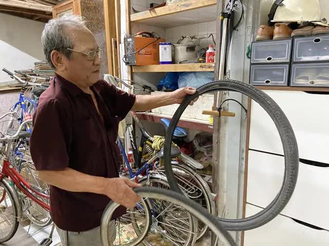 Câu chuyện vợ chồng hưu trí chạy xe ôm, sử dụng lương hưu để mua xe đạp cũ, sửa chữa và tặng cho học sinh nghèo - Ảnh 1.