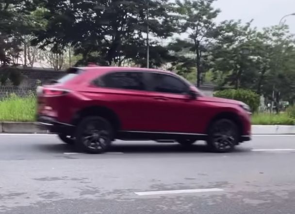 Honda HR-V 2022 lần đầu tiên lộ diện trên đường phố Việt Nam, là phiên bản RS, có giá dự kiến gần 900 triệu đồng - đắt nhất trong phân khúc - Ảnh 3.