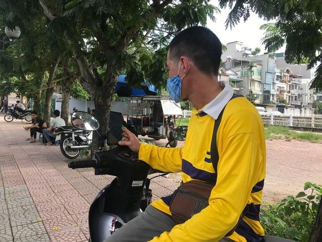 Giá xăng tiếp tục tăng cao, khiến lái xe ôm, taxi, và người bán hàng rong phải đối mặt với áp lực tài chính.