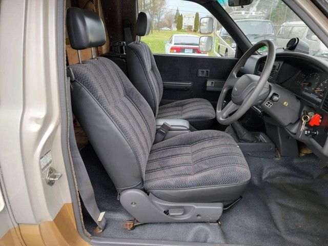 Toyota Hilux được độ thành nhà di động: Ngoại thất mạnh mẽ, nội thất tiện nghi - Ảnh 2.
