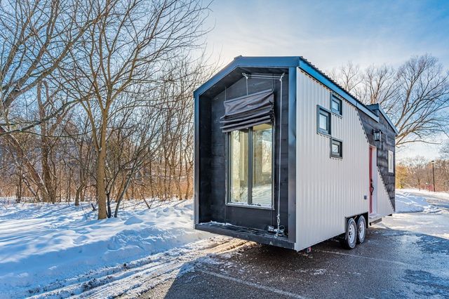Căn nhà di động giống như một container nhưng lại gây chú ý với nội thất không thua kém các khách sạn sang trọng - Hình 2.