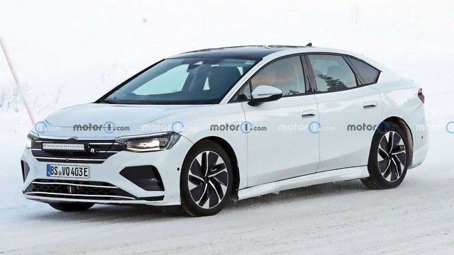 Volkswagen tiết lộ mẫu sedan mới hoàn toàn, cạnh tranh với Toyota Camry trong phân khúc sedan, hoạt động bằng điện, phản ánh thực trạng giá xăng tăng.