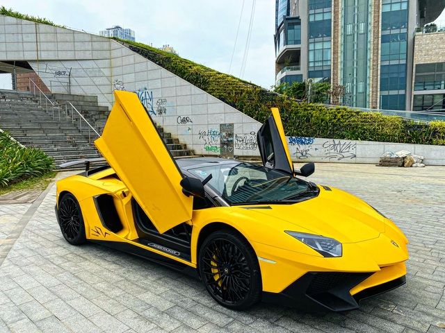 Người sở hữu vừa mua chiếc Lamborghini Aventador SV Roadster đầu tiên tại Việt Nam đã quyết định đầu tư hàng trăm triệu đồng để tinh chỉnh một chi tiết dưới gầm xe thành màu vàng lấp lánh - Ảnh 1.