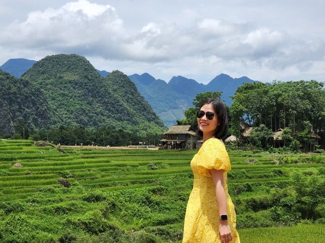 Một cặp vợ chồng lái xe bán tải đi xuyên Việt trong vòng 30 ngày: Bức ảnh này chụp khi chúng tôi bắt đầu chuyến đi trên một chiếc xe Wave khác.