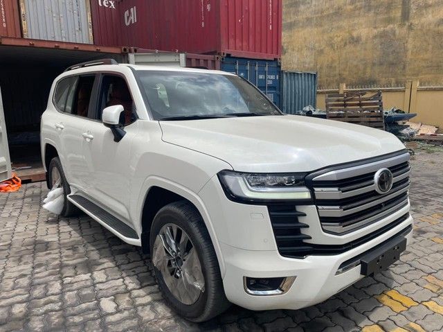 Toyota Land Cruiser MBS 2022 đầu tiên tại Việt Nam dành cho đại gia, hiếm và đắt đỏ: Nội thất phát sáng với 'hơi hơi' tiền bạc - Ảnh 2.