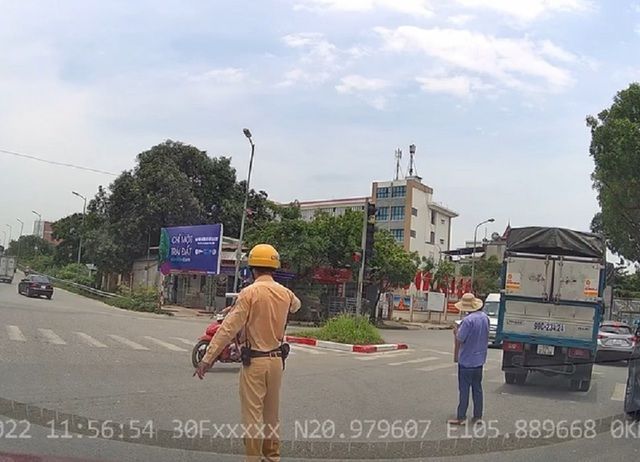 Tình cảm ấm áp của tài xế đối với anh CSGT đang hối hả phân luồng giữa trưa nắng - Ảnh 2.