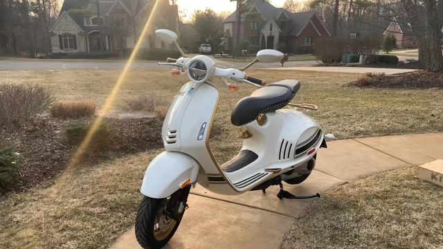 Giá Vespa 946 Christian Dior ở Mỹ thấp hơn rất nhiều so với tại Việt Nam - Ảnh 1.