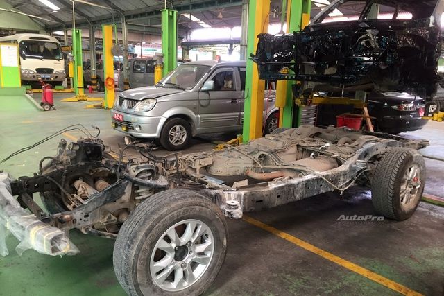 Chủ sở hữu của Toyota Land Cruiser đã chi ra 1 tỷ đồng để hồi sinh chiếc xe từ trạng thái đống sắt vụn. Sau 3 tháng, xe trở nên sáng bóng như mới, gần như 'đập hộp', khiến người ta không thể nhận ra bằng mắt thường - Ảnh 6.