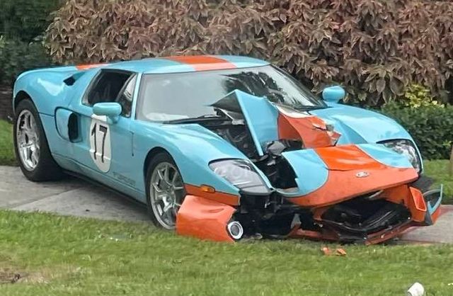 Người lái xe Mỹ đâm hỏng phần đầu của siêu xe Ford GT trị giá 16 tỷ vì 'không quen' với hộp số cơ khí - Ảnh 1.