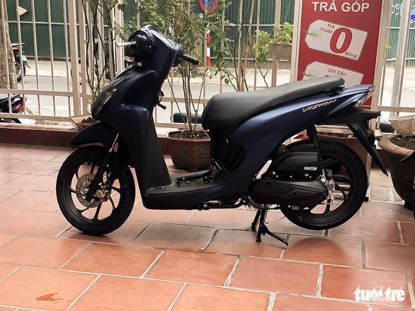 Honda Vision giảm giá nhưng các nhà buôn vẫn bán với mức giá chênh lệch lên đến vài chục triệu đồng - Ảnh 1