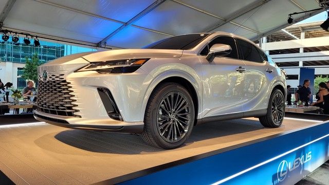 Giới thiệu Lexus RX 2023: Xuất hiện giống như một chiếc xe điện, mang nhiều tính đột phá, việc ra mắt tại Việt Nam chỉ là vấn đề thời gian - Ảnh 1.