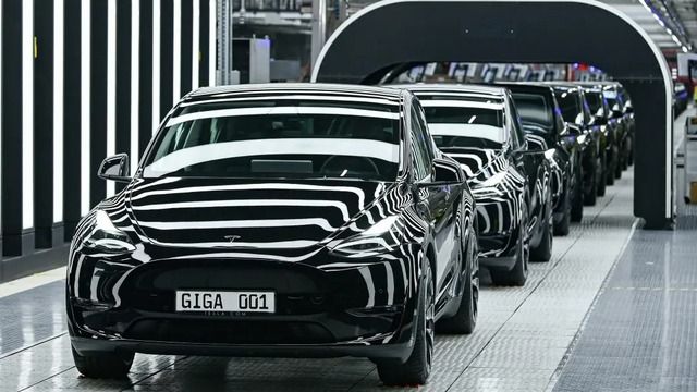 Tesla đang 'nhượng' thị trường xe điện giá thấp cho các nhà sản xuất ô tô truyền thống - Ảnh 1.