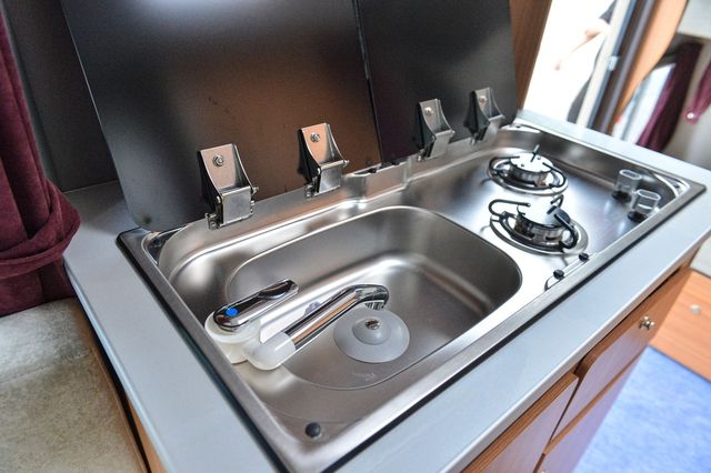 Trong chiếc xe kéo cắm trại trị giá gần 1 tỷ đồng, đầy đủ tiện nghi cho toàn bộ gia đình - Hình 9.