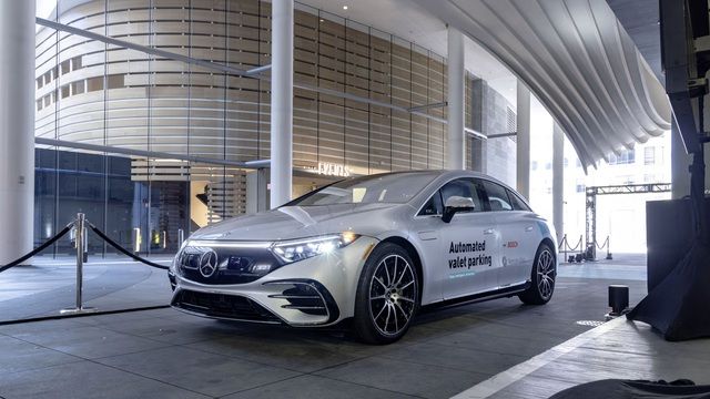 Mercedes-Benz EQS sẽ sớm có mặt tại thị trường Việt Nam, khoe khả năng tự đỗ vượt trội - Ảnh 2.
