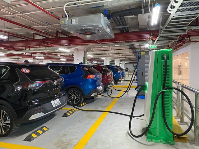 Cuộc đua sử dụng xe điện khiến cư dân chung cư trở thành nhóm người gặp phải nhiều khó khăn nhất - Hình 1.