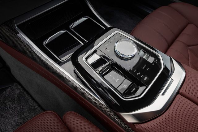 BMW 7-Series 2023 ra mắt: Sự thay đổi bất ngờ từ bên trong ra bên ngoài, tạo áp lực lớn cho Mercedes-Benz S-Class - Ảnh 11.