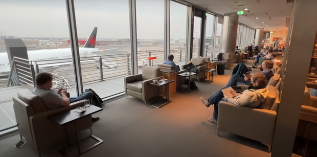 Trong 'khách sạn trên không' hạng nhất của Singapore Airlines, chỉ muốn ở lại trên máy bay mãi mà không muốn rời.