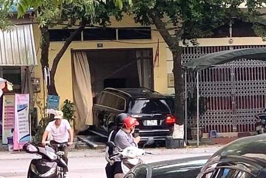 Xe sang đâm kinh hoàng làm người phụ nữ đứt chân: Tài xế có biểu hiện không tỉnh táo - Hình ảnh 1.