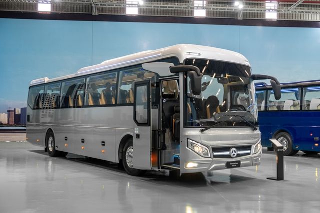 THACO giới thiệu dòng xe buýt Mercedes-Benz mới tại Việt Nam: 2 phiên bản, nhiều tiện ích, phiên bản cao cấp có cả nhà vệ sinh - Hình ảnh 1.